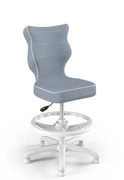 Világosszürke vázas, kék ülőfelületű gyerek forgószék fehér háttér előtt, modern designnal, ideális irattartó szekrények mellé tanulószobába vagy irodába.
