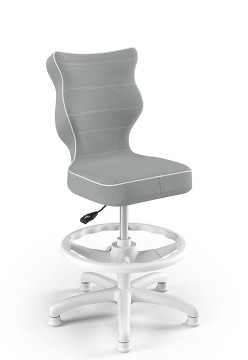 Világosszürke ergonomikus irodai szék gyerekeknek, állítható magassággal és kényelmes lábtartóval, fehér háttér előtt bemutatva.

