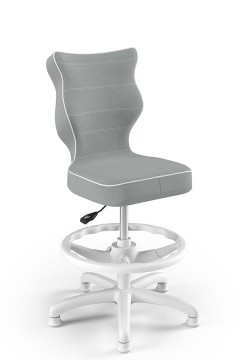 Világosszürke, ergonomikus forgószék fehér lábazattal és lábtartóval, irodai vagy otthoni használatra kialakítva.
