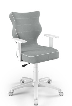 Világosszürke ergonomikus forgószék fehér karfákkal és lábcsillaggal, modern irodai vagy otthoni munkakörnyezetbe ajánlott.
