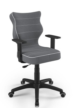 Modern, világosszürke ergonomikus irodai szék fekete karfákkal és görgős lábazattal, irodabútor kényelmes munkakörnyezethez.

