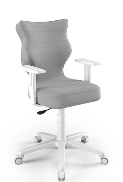 Modern világosszürke irodai szék fehér karfákkal és görgős lábazattal, ergonomikus kialakítással munkaállomáshoz.
