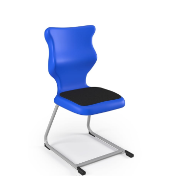 Modern, világoskék műanyag iskolai szék ergonomikus háttámlával és fekete párnázott ülőfelülettel tantermek vagy irodák berendezéséhez.
