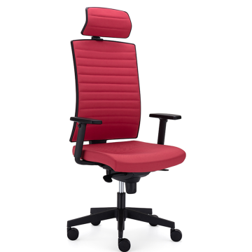 Modern, élénk piros kárpitozású irodai szék ergonomikus háttámlával és fejtámlával, fekete kartámaszokkal munkahelyi környezetben.
