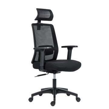 Fekete ergonomikus irodai forgószék állítható kartámaszokkal, hálós háttámlával és fejtámlával, kényelmes ülőfelülettel, munkahelyi használatra.
