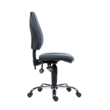 Sötétszürke antistatikus szék ergonomikus háttámlával és fém lábakkal, laboratóriumi vagy ipari munkahelyekre tervezve, antistatikus szék kulcsszóval.

