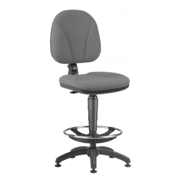 Világosszürke, lábtartóval ellátott magasított irodai szék ergonomikus kialakítással, forgatható talppal, modern munkahelyi környezetbe.
