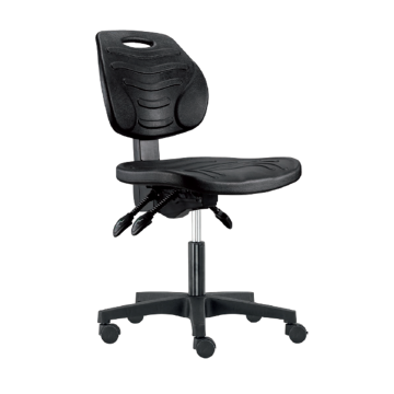 Fekete, ergonomikus kialakítású irodai szék világosszürke háttér előtt, íróasztali munkához ideális görgős lábakkal.
