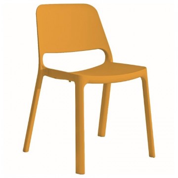 Modern stílusú, világosszürke műanyag szék narancssárga üléssel, ergonomikus kialakítással, ideális étkező vagy irodai környezetbe.
