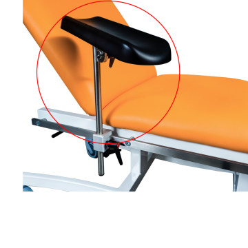 Narancssárga ülőfelületű vérvételi szék világosszürke vázzal, fekete ergonomikus kartámasszal egészségügyi intézmények számára.
