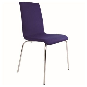 Modern stílusú, sötét lila kárpitozott szék fém lábakkal, otthoni vagy irodai használatra, ergonomikus háttámlával.

