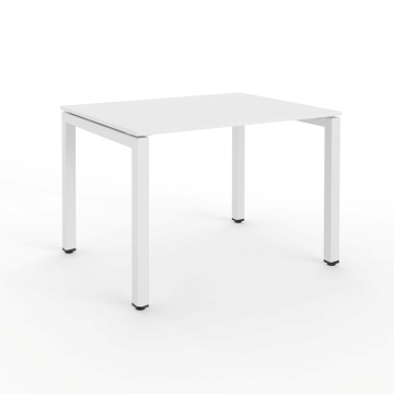 Modern, világosszürke irodai asztal négy szögletes lábbal, minimalista stílusban, irodabútor letisztult munkakörnyezethez.
