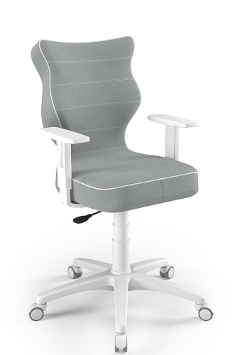 Modern, világosszürke irodai szék ergonomikus háttámlával, párnázott ülőrésszel és fehér műanyag karfákkal világos irodai környezetben.
