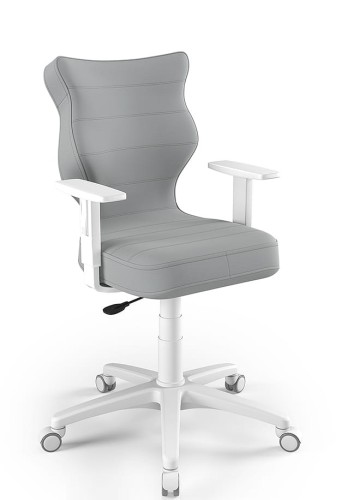 Modern világosszürke irodai szék fehér karfákkal és görgős lábazattal, ergonomikus kialakítással munkaállomáshoz.