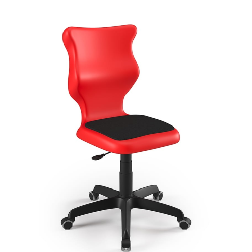 Modern, piros iskolai szék világosszürke háttér előtt, fekete párnázott ülőfelülettel és görgős lábazattal, ergonomikus kialakításban.
