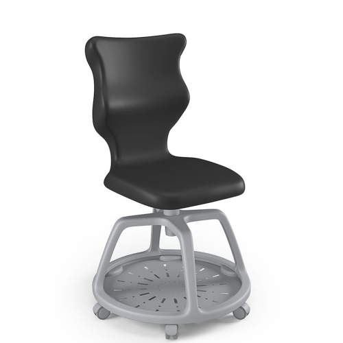 Modern, fekete és világosszürke színű, ergonomikus iskolai szék görgőkkel, ívelt háttámlával, fehér háttér előtt bemutatva.
