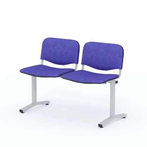Kétszemélyes, kék kárpitozású, világosszürke fémvázas irodai pad váróteremben, modern és kényelmes ülőalkalmatosság.