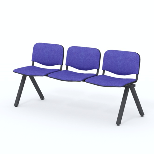 Háromszemélyes, kék kárpitozású várótermi pad fekete fém lábakkal, modern stílusban, közösségi terek kényelmes ülőhelyeként.
