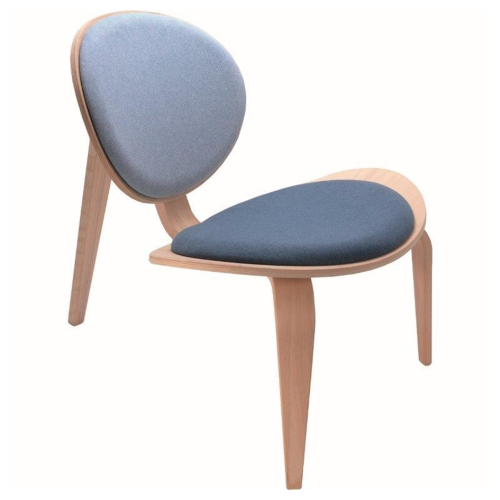 Modern világosszürke fa vázas szék kék kárpitozott ülőfelülettel, design bútor nappaliba vagy irodába, ergonomikus ülőalkalmatosság.
